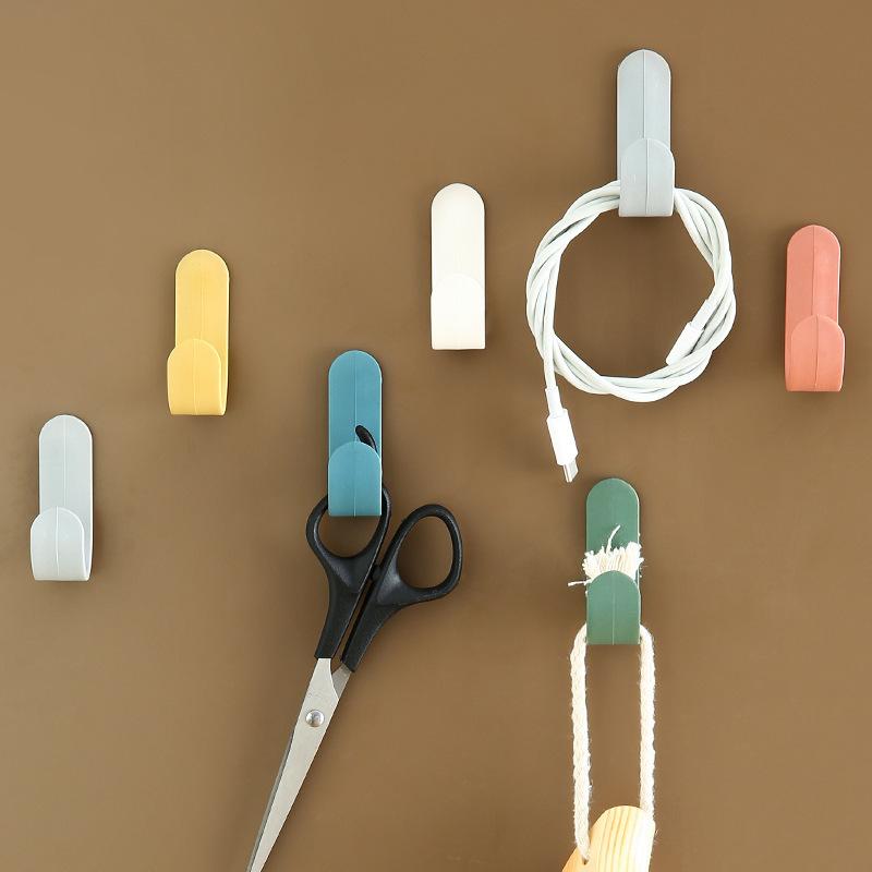 Einfacher J-förmiger Haken Wandmontage Nordischer Stil Nicht-stanzender Haken Haushalt Nahtloser Mantelhaken Mini Tür Klebehaken
