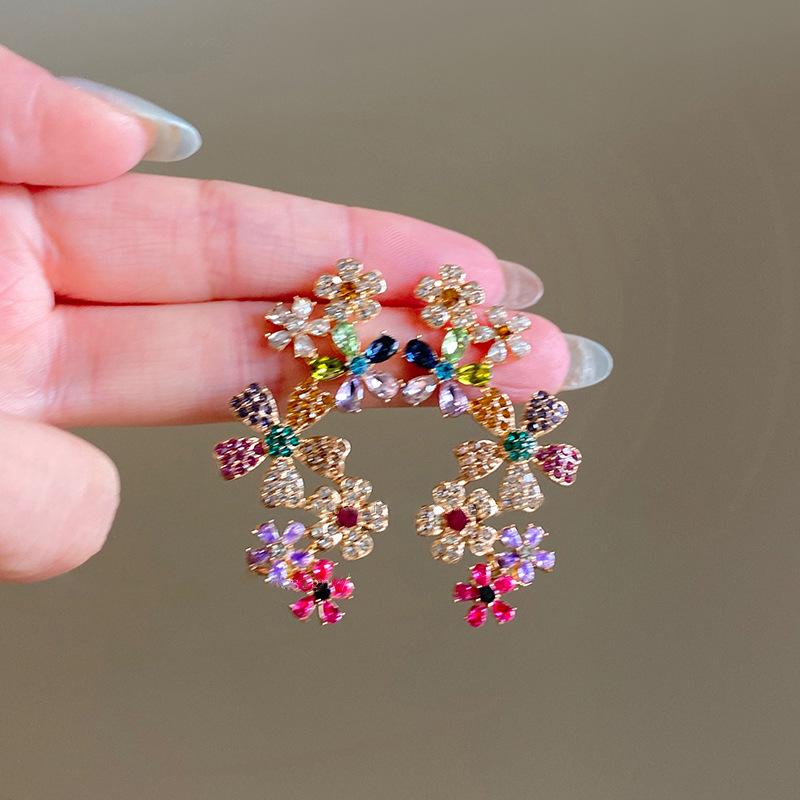 Set med örhängen och halsband i rostfritt stål med diamantblomma - Fräscht, Sött och Lyxigt.