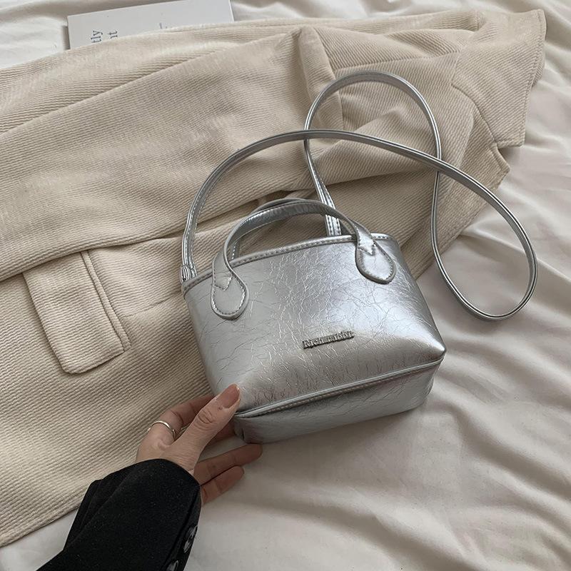 

2025 лето новые модели в этом году популярная мода корейская версия сумка-тоут универсальная ins корейская версия нишевая сумка-мессенджер серебряный