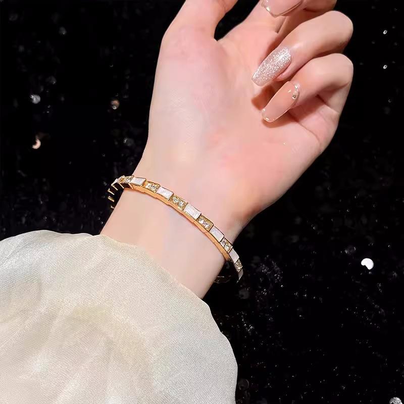 Four-leaf Clover Bracelet - Elegant and Luxurious, Niche and Exquisite, Snake-shaped, Glittering Diamond Flowers Bracelet for Women