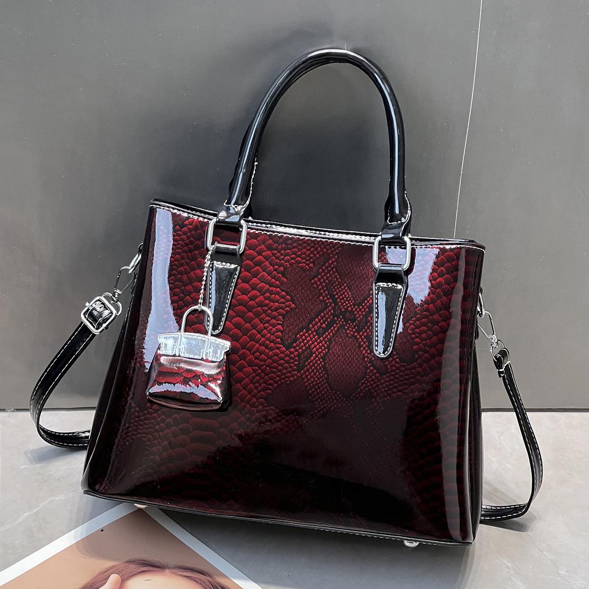 

New snake pattern patent leather women s bag, large-capacity portable messenger bag, fashionable and textured women s bag. length 30 width 12 height 23 малиновий