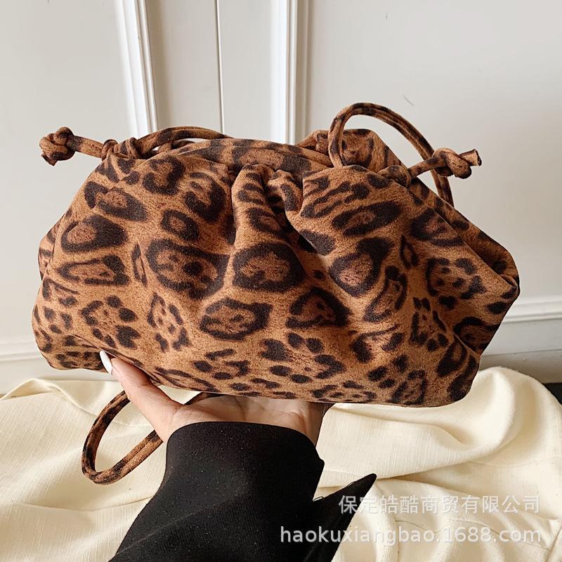 Suede Leopard Print Bag Women's Autumn and Winter 2025 New Niche Matte Retro Shoulder Messenger Bag Pleated Cloud Bag