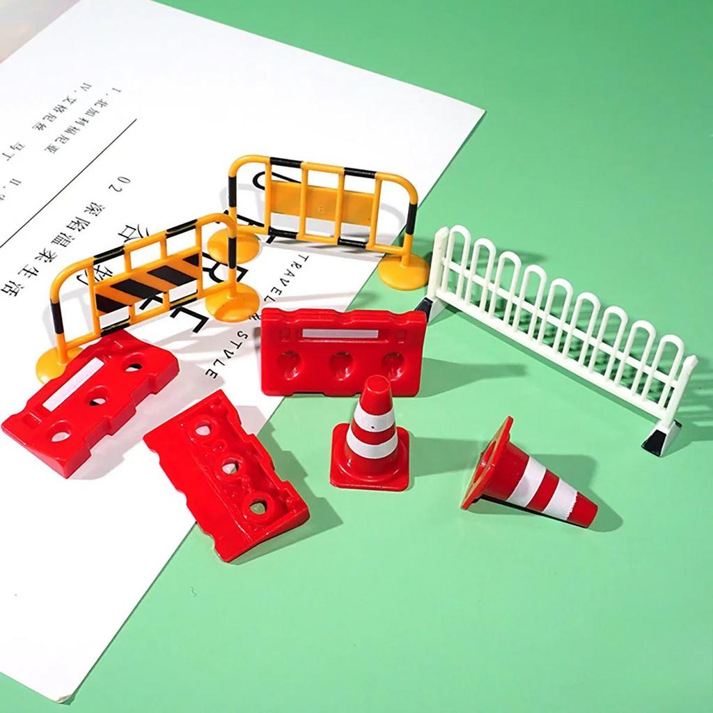 10 Stück Mini Verkehrszeichen Straßensperre Spielzeug für Kinder Baufahrzeug Themenparty Verkehrskegel Sporttraining