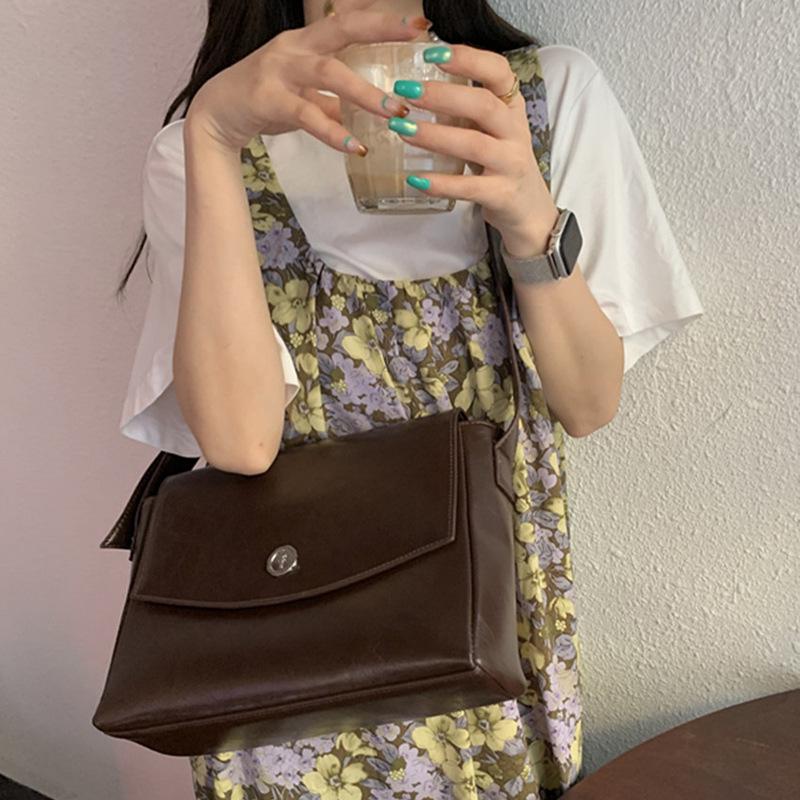 Women's Autumn/Winter 2022 Retro Large Capacity Crossbody Bag for Commute or Student Use