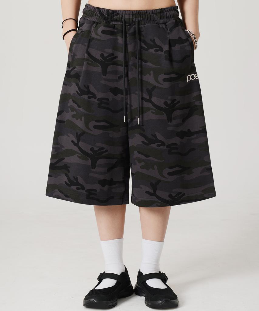PEACE MAKER Pce Applique Deep Tuck Bermuda Sweat Shorts (Camouflage)