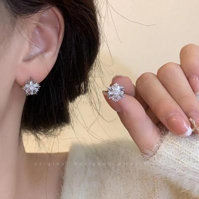 Design Sense Snowflake Ear Cuffs - Elegant Women's Autumn/Winter High-End Luxury Earrings, New 2022 Collection