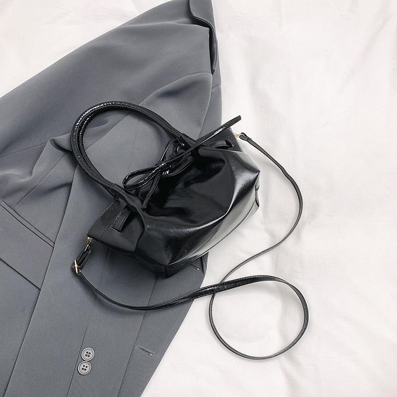 

Super fire niche bow bag women s 2025 new fashionable versatile messenger bag summer hand out small bag чёрный