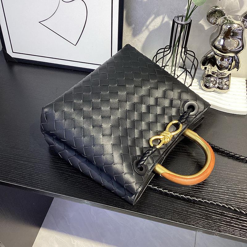 2025 Neue handgewebte Tasche Holzgriff Metallseil-Schnalle Tragetasche Retro Premium Schulter-Umhängetasche Damen