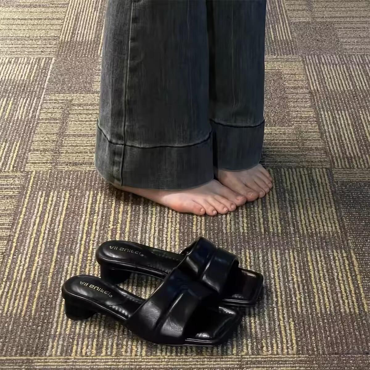 

2025 new simple slippers women s summer wear fashion open-toed Korean version square head one-word drag women s low-heeled cool slippers 35