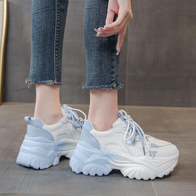 Koreańska wersja oddychające buty typu "dad shoes" damskie 2025 lato wszechstronne grube podeszwy zwiększające wysokość małe modne casualowe buty sportowe małe białe buty w
