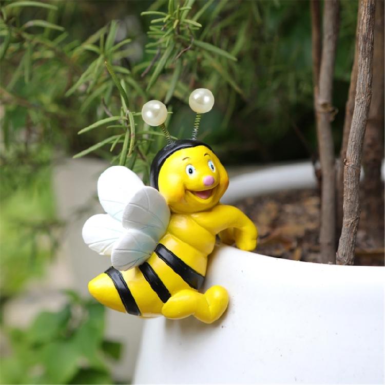 2Pieces Cute Climbing Bees Resin Pot Huggers Figurines for Personalizing Garden Patios Balconies and Home Decoration