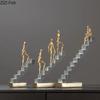 Abstrakt Gyllene Man Klättrar för Trappor Prydnader Porträtt Staty Skrivbordsdekor Statyetter Hantverk Hartsfigurer Heminredning