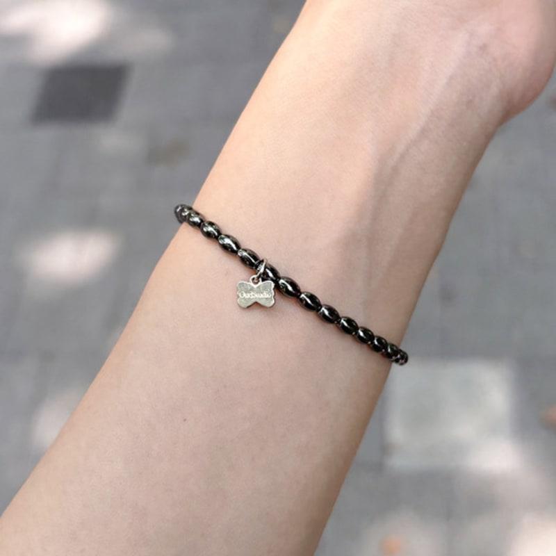 

OudStudio Hematite Bow Charm Bracelet Free