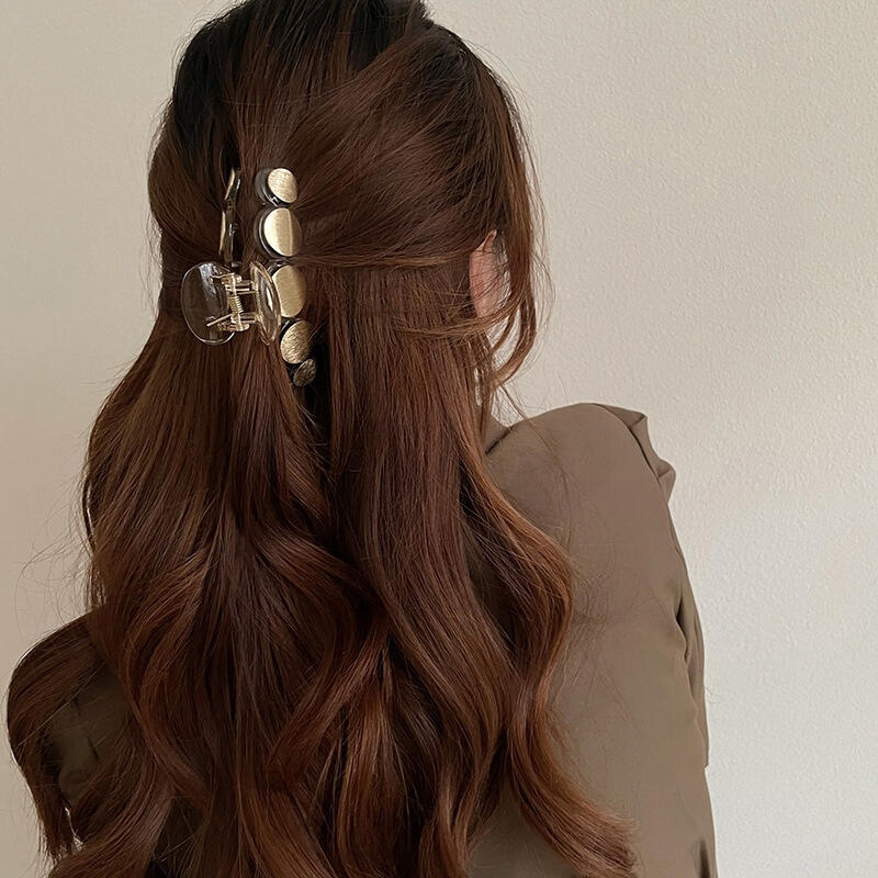 Guldfärgad månecirkel uppsatt hårspänne