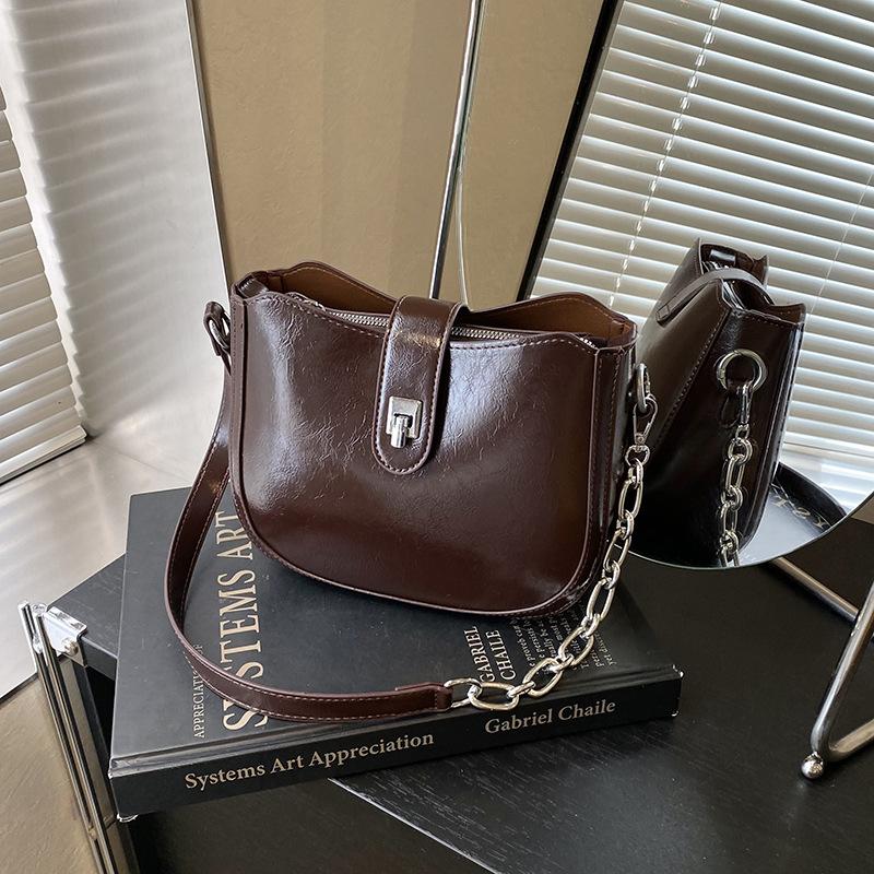 Premium Texture Portable Shoulder Bucket Bag for Women 2025 To Send Winter New Fashion Foreign Style Semi-round Chain Tote