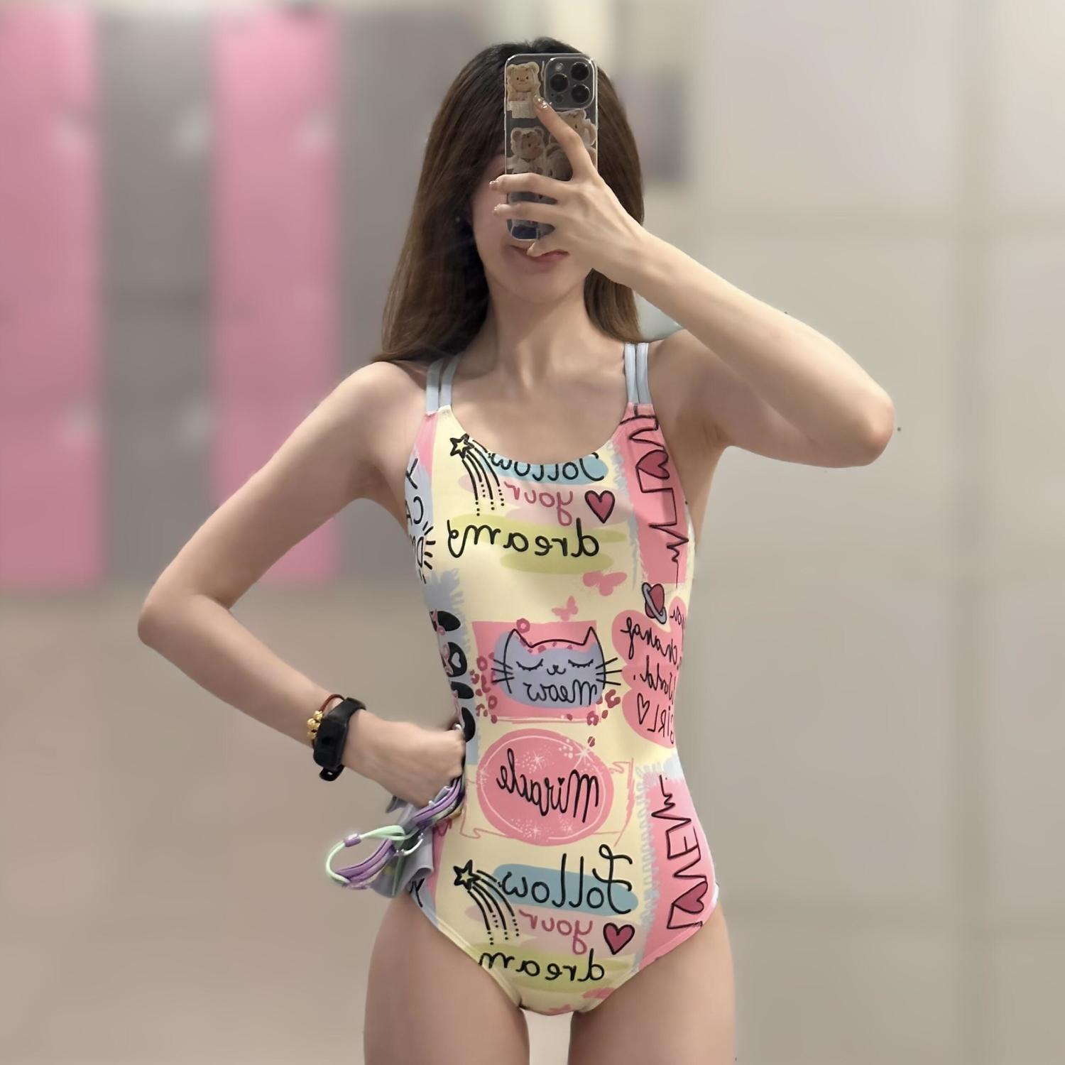 

Xiaohongshu blogger, the same popular one-piece triangle racing swimsuit, low fork, conservative and slightly fat large size. 2XL