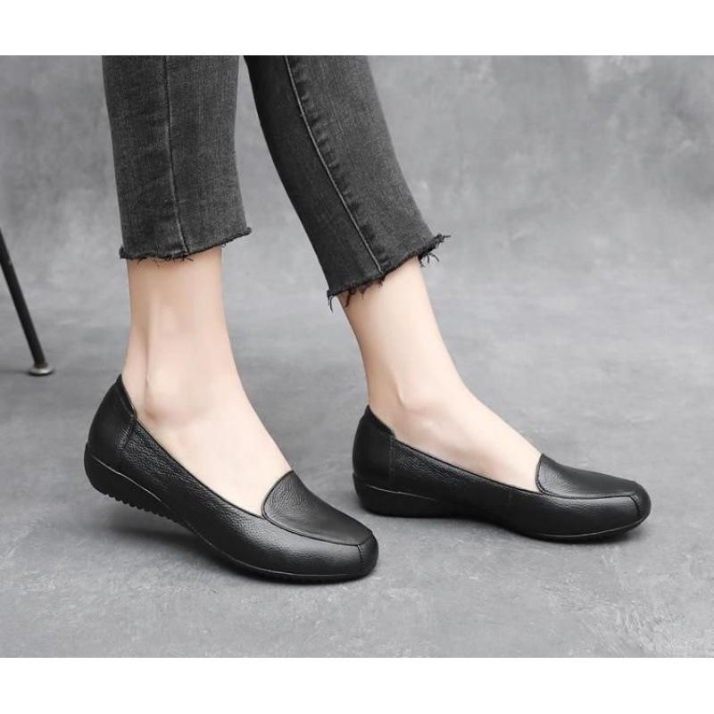 

Foreign trade simple soft sole shallow mouth pedal small leather shoes commuting versatile Doudou shoes 2025 summer new mother shoes 40 чорний
