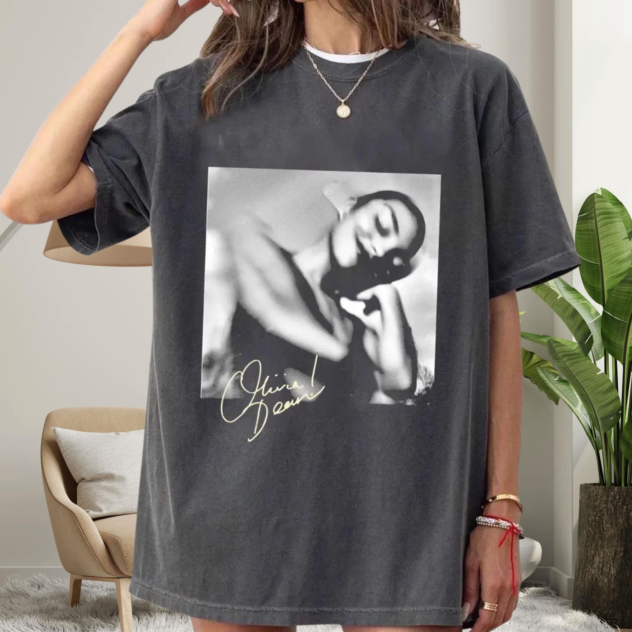 Olivia Dean The Art Of Loving Shirt Vintage Music Tee Summer Unisexs and Womens Loose and Breathable Tshirt Top S