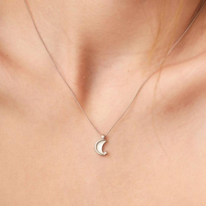

noonoo fingers white mother-of-pearl crescent moon necklace White Gold