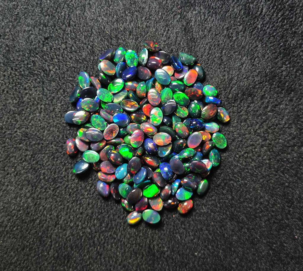 Opal Negru Etiopian Natural Multi Fire Oval Cabochon Piatră Prețioasă Liberă Lot 17 Bucăți 4*6 MM 5 CT Cabochon Opal Negru Piatră Prețioasă Pentru Realizarea Bijuteriilor