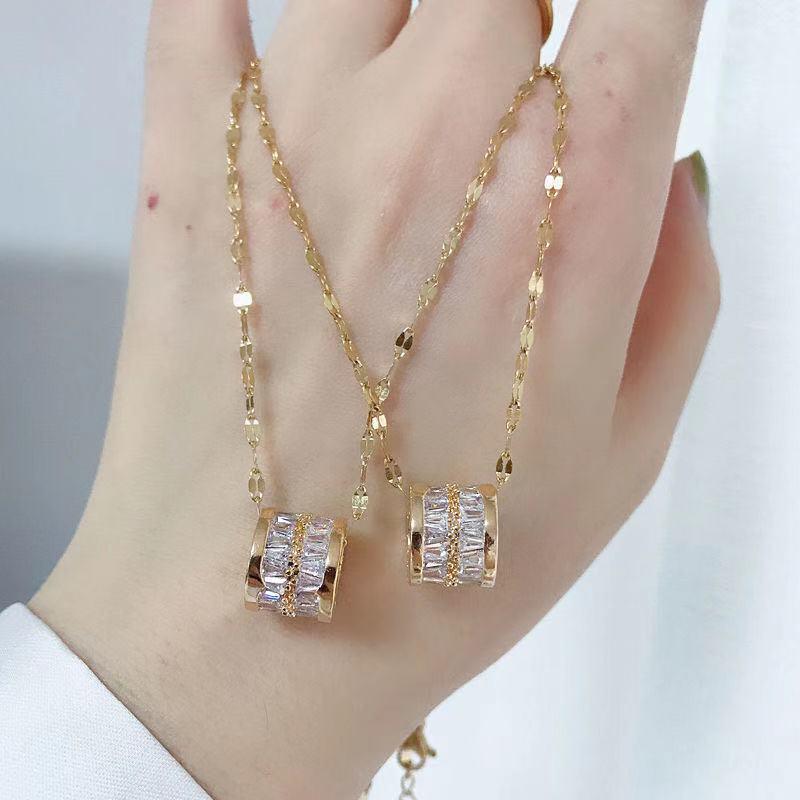 **Lively Women's Necklace: Titanium Steel & Gold-Plated Copper Clavicle Chain**
