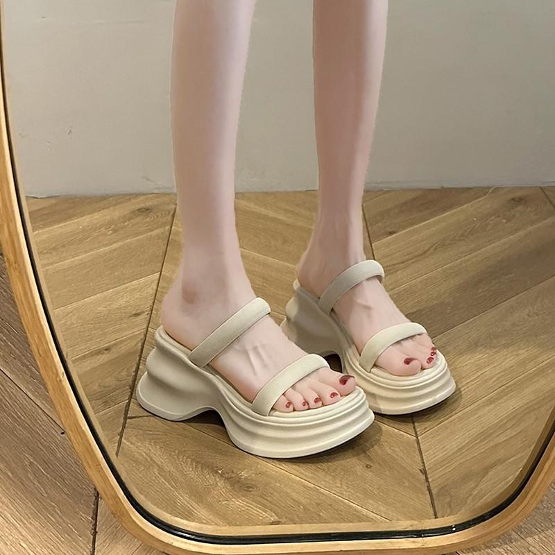 2025 high-end thick-soled slippers women's summer outer wear new summer small thick-soled beach with skirt cool slippers