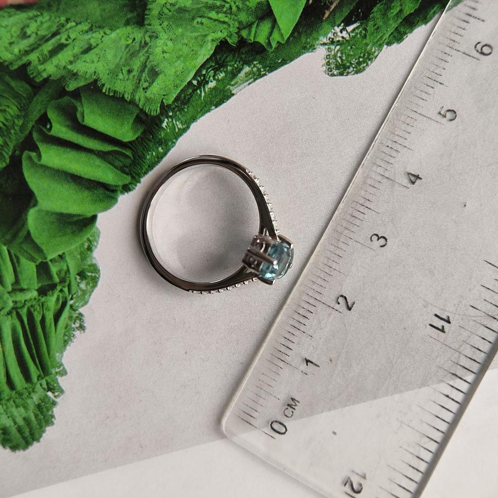 Серебряное кольцо с топазом Лондон Блю 1.093ct, вес изделия 2,24 гр (2195955)