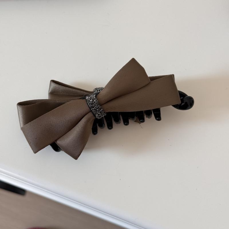 Butterfly Hairpin Adds An Elegant Touch To The Back of The Head, Creating A Sophisticated Look. The Ponytail Style Is Trendy.