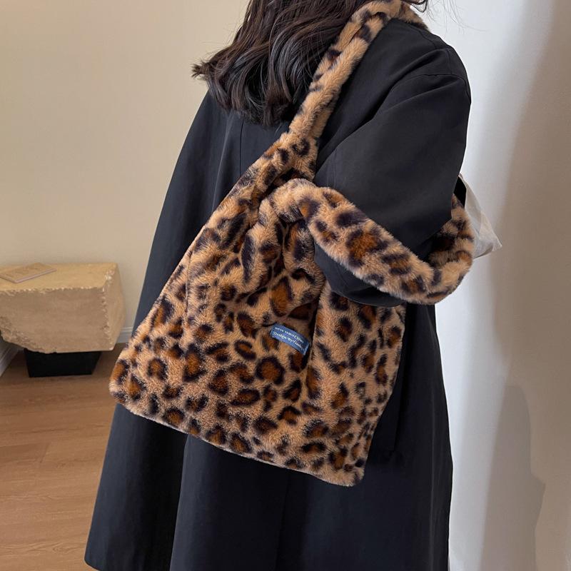 

Autumn and winter new bags plush high-end handbag women s hair bag fashion versatile student mailman messenger bag