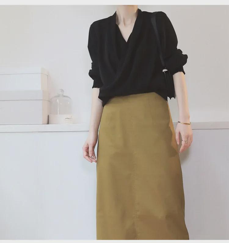 Asymetrické tričko s výstřihem do V s elegantním designem