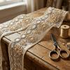 Vintage Goldfaden-Stickerei auf Spitze mit schillernden Strasssteinen und Pailletten
