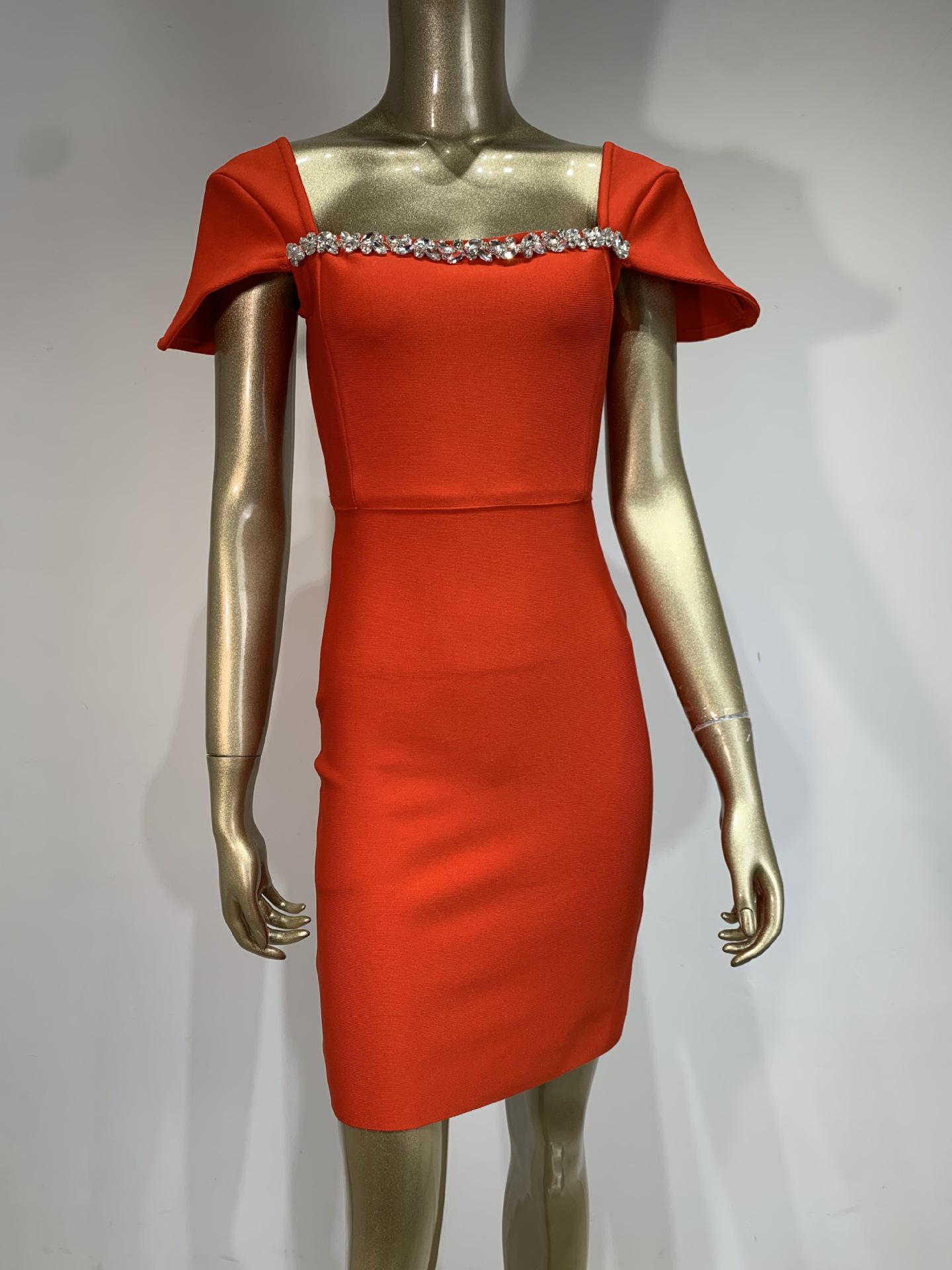 

Платье-бодикон с открытыми плечами и рукавами-крылышками из стразов Small красный