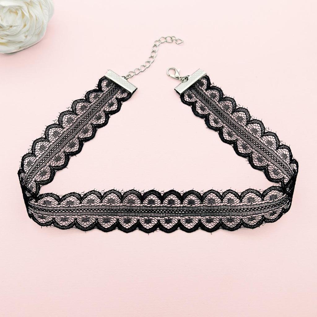 Fashionable Korean Lace Choker for Women - Versatile, Simple, and Stylish Hollow Design