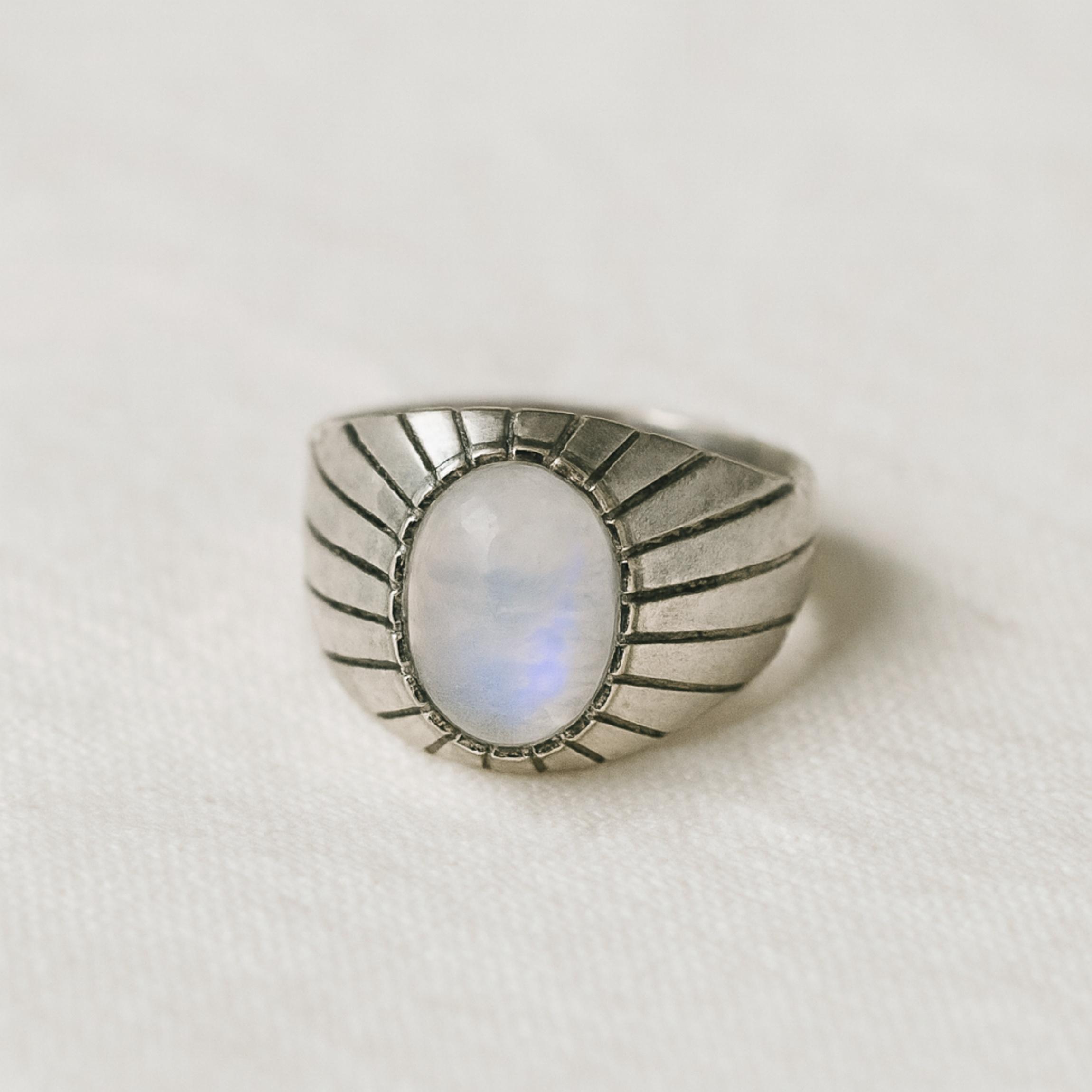 

Перстень с радужным лунным камнем: Серебро 925 пробы, Овальная огранка, Драгоценный камень ручной работы, Ювелирное украшение для повседневной носки 12 серебряный