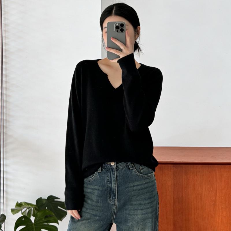 

Plus Size Loose V-Neck Knit Sweater for Women - Slimming, Age-Reducing, Tummy-Concealing Spring Pullover. 2XL