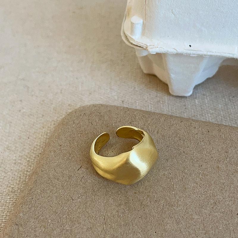 Übertriebener unregelmäßiger matter Metallöffnungsring Weibliche Persönlichkeit Einzigartiges Modetemperament Vielseitiger Ring