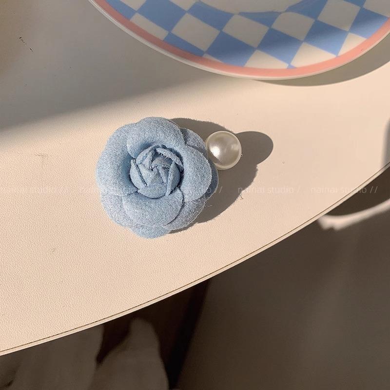 Pearl CamelliaFashionable and Sweet Girl Bun Hairstyle At The Back of The HeadBangsHair Clips and Hair Accessories