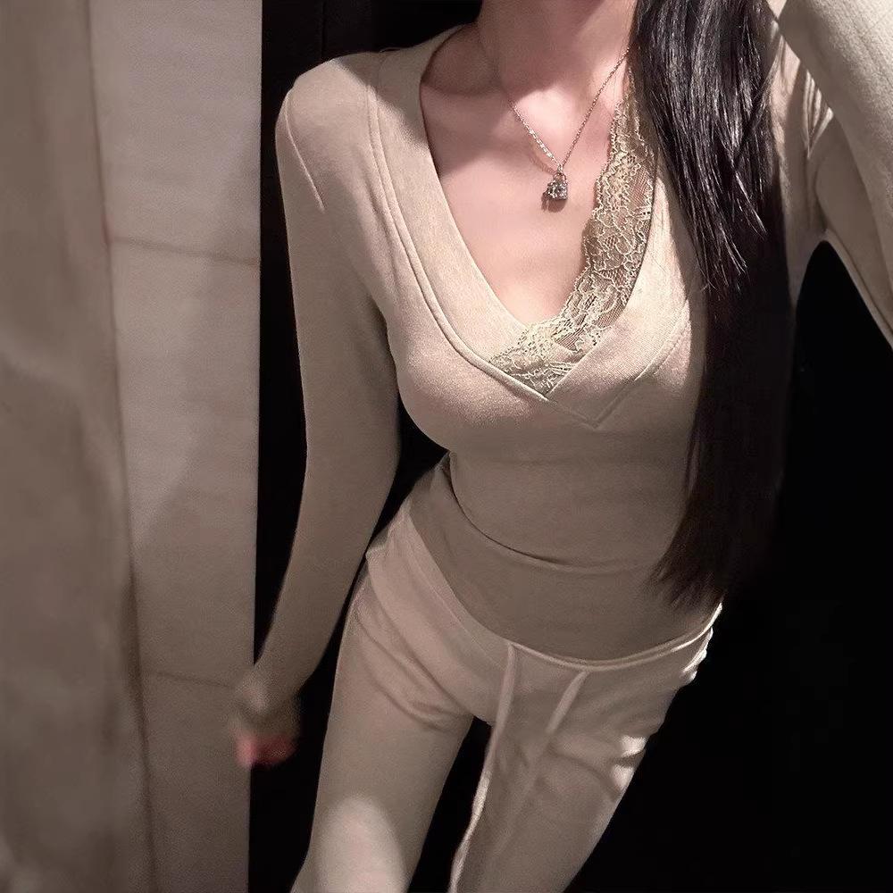 

V-neck Lace Trim Long Sleeve Cropped Top for Women - Waist-Cinching, Brushed and Thickened, Perfect as Inner Wear for Autumn/Winter. Extra Large