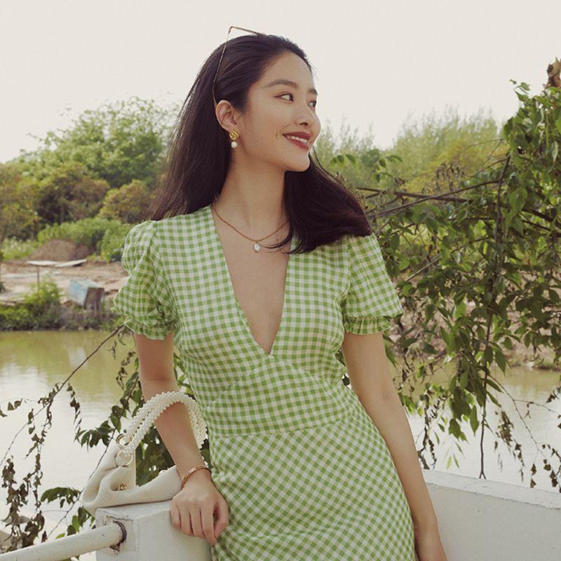 

Ян Цайюй Тот же стиль 2025 Лето Новое поступление Женская одежда Французский Ретро Клетчатый Приталенный Стройнящий V-образный вырез Длинное платье Yang Caiyu with Green Gingham Deep V Neck Dress L.