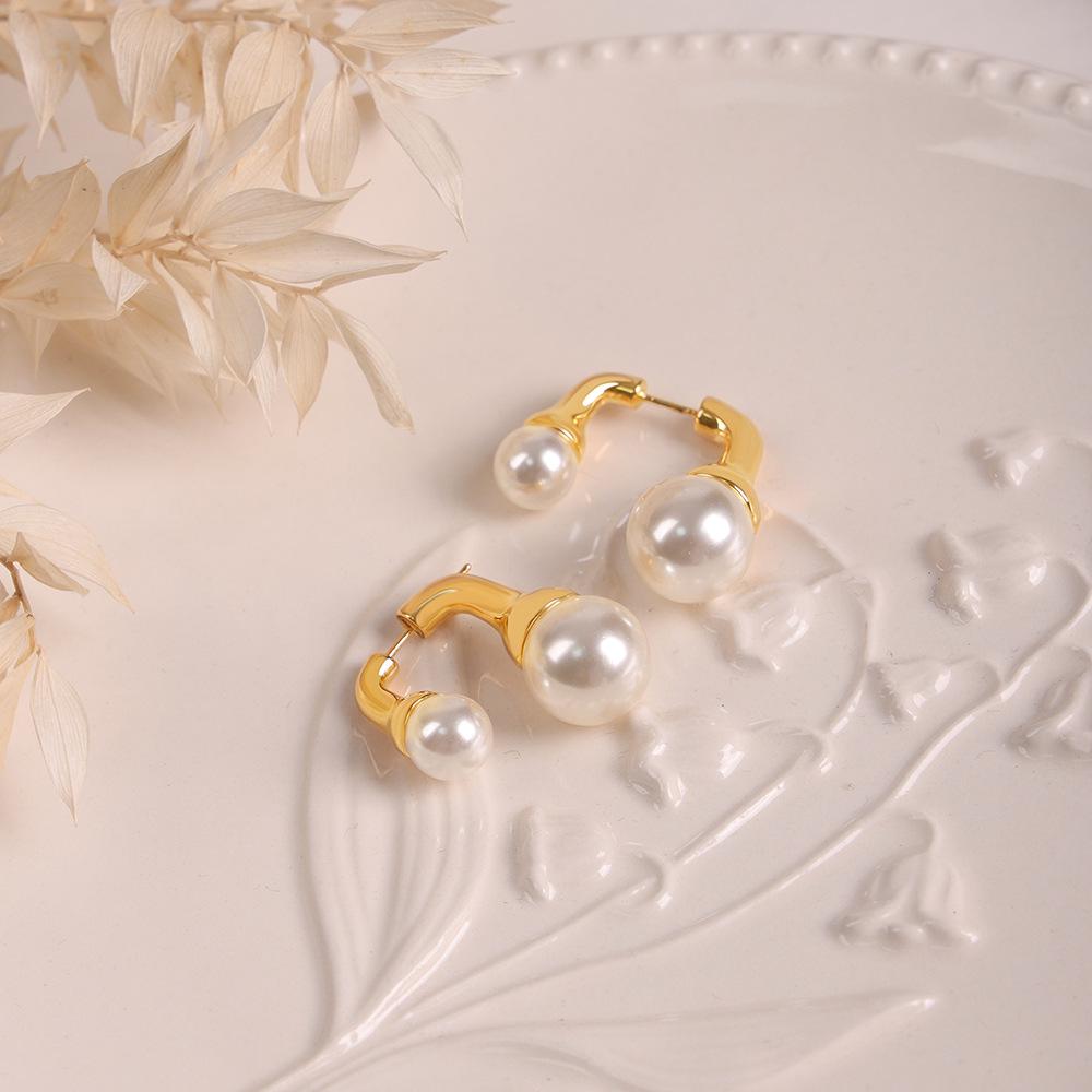 European & American Retro Pearl Earrings: Luxurious French Style with Smooth Metal Finish for Women