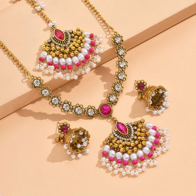 

Металлические колокольчики, серьги, ожерелья, головные уборы, женский костюм в форме веера с литературной жемчужной бахромой в стиле ретро