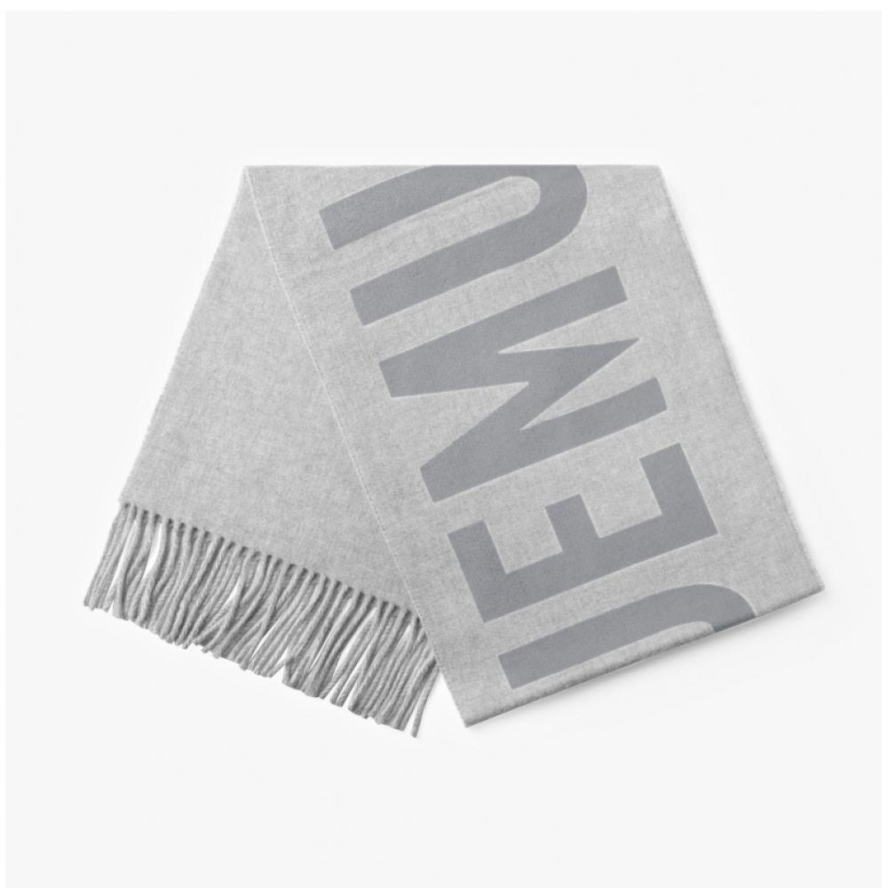 Jacquemus 226ac435 5007 950 Resharp Jacquard Logotyp Fransar Halsduk