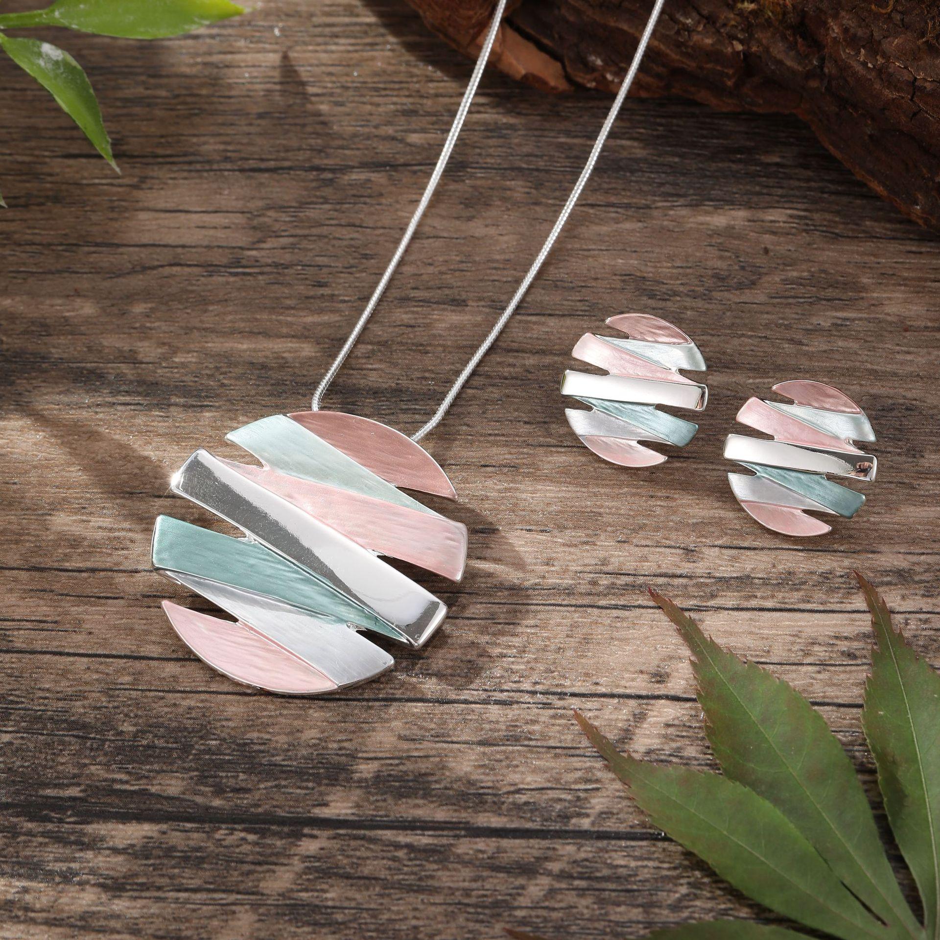 

Новый цветной набор сережек-пусетов с геометрическими линиями и круглым подвесом, модная женская универсальная шейная цепочка