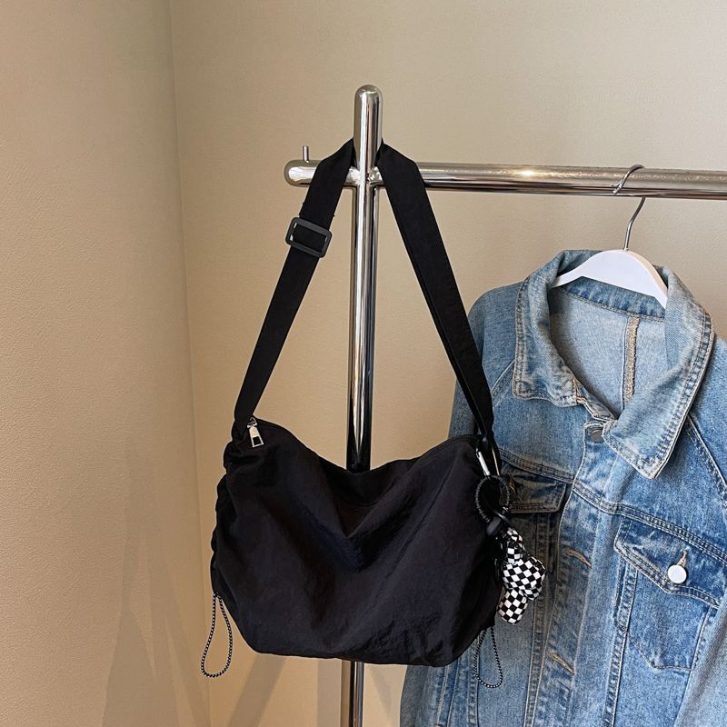 

Японская водонепроницаемая нейлоновая сумка-пельмень спортивная сумка-мессенджер мужская и женская большая вместительная сумка-тоут сумка на плечо для велоспорта и отдыха [Anti-splashing water without pendant] чёрный