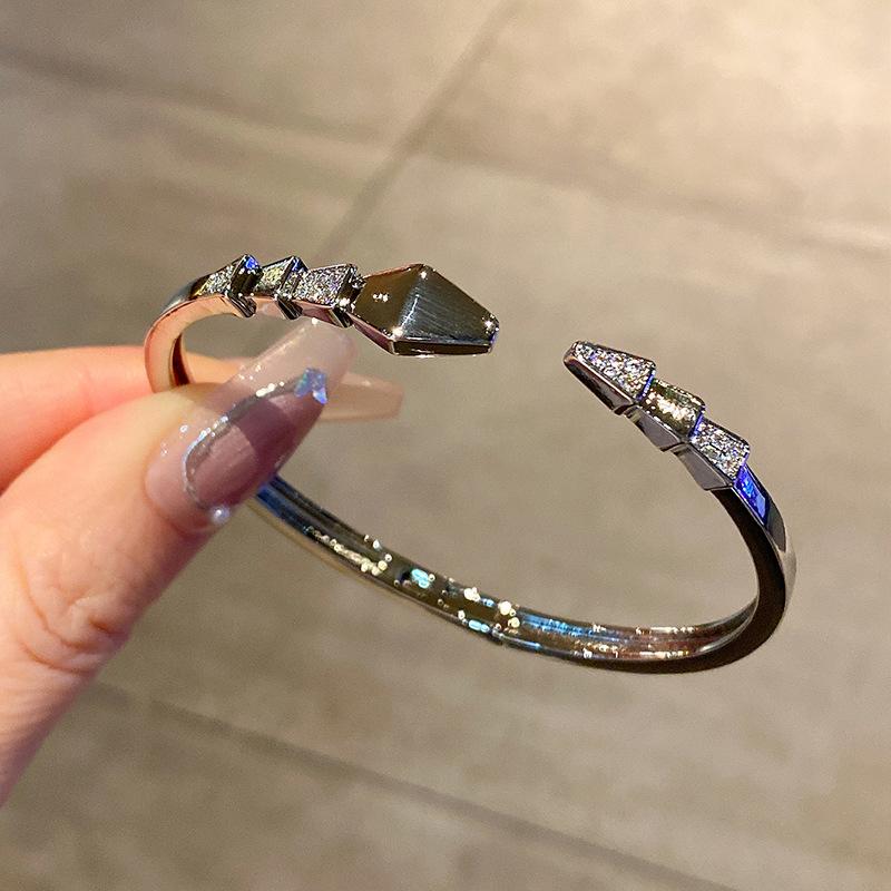 New Version of Baojia Bracelet with a Light Luxury and High-end Feel, Suitable for Niche and Women's Versatile Jewelry