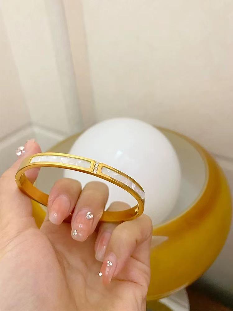 2025 French Light Luxury Tri-Scallop White Shell Titanium Steel Bracelet for Women - Elegant Gold Buckle Design