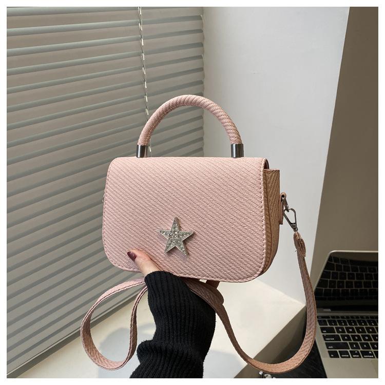 

Свежая леди 2025 лето новая звезда яркий бриллиант цепочка текстура простой портативный плечевой кроссбоди маленькая квадратная сумка розовый