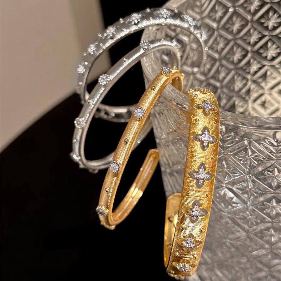 1 Antique-Style Four-Leaf Flower Pattern Women's Bracelet with Brushed Vintage Luxury Zircon Design
