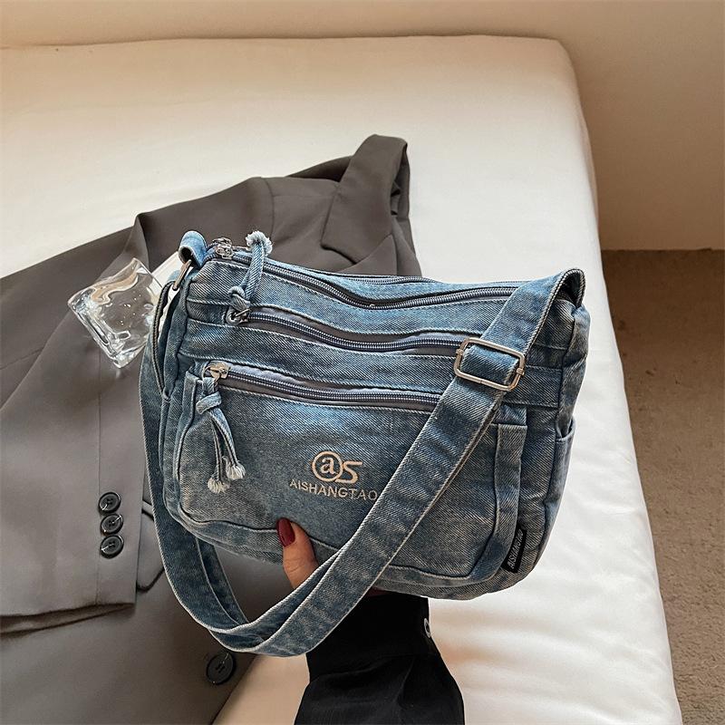 

Trend lightweight denim bag large capacity fashion casual messenger bag Korean version commuting simple foreign style niche shoulder bag світло-синій колір