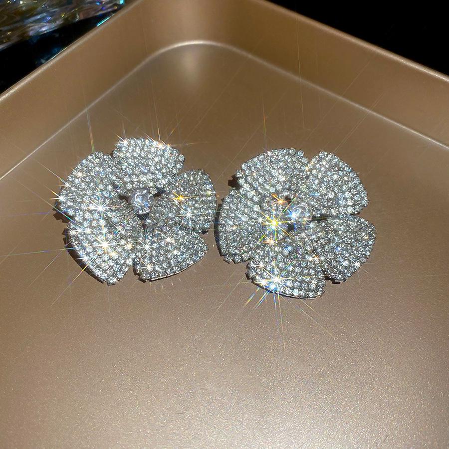 Luxury Spider Web Drop Tassel Earrings with Inlaid Diamonds